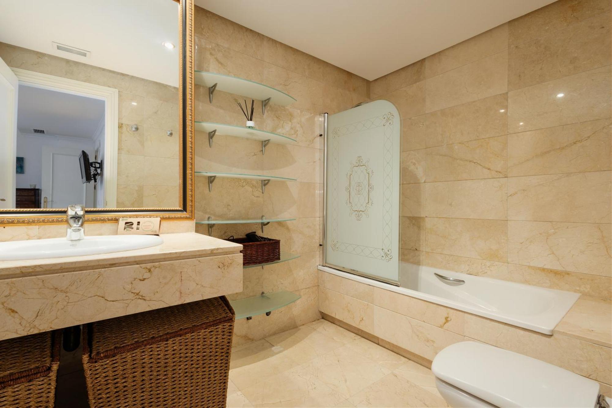 Ground Floor Holiday Apartment With Terrace And Pool In Puerto Banus, Марбелья Экстерьер фото